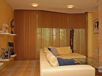 Golden chainmail curtain blends well with the color of the room.