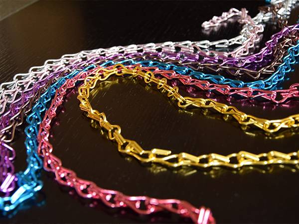 6 aluminum chain links of different colors on the tabletop