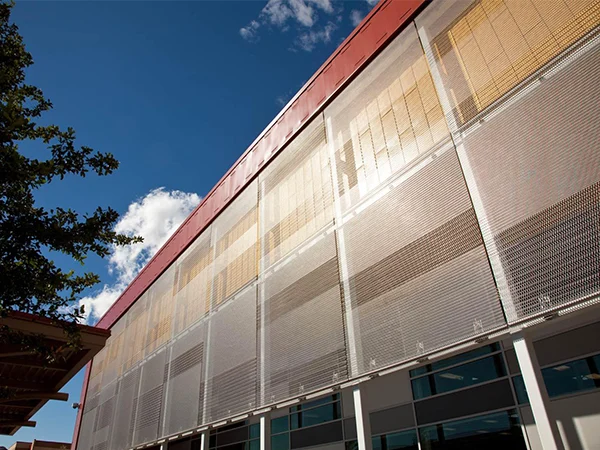 Decorate the perimeter of the car park with metallic curtain gama flexi.