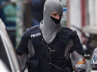 Un policier qui porte une armure de cotte de mailles patrouille dans les rues.
