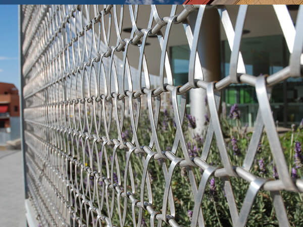 Use of metallic curtains as decorative mesh outside the building