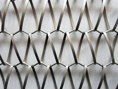 A piece of stainless steel metallic curtain gama flexi has crimped rod wires and flat spiral wires.