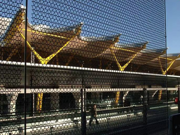 Stainless steel metal curtain gama flexi for security fences at train stations