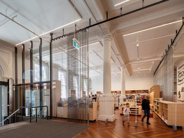 Stainless steel wire mesh belt curtains in supermarkets as safety door
