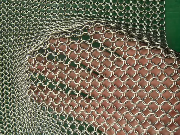 Worker displays the details of stainless steel chainmail curtain.