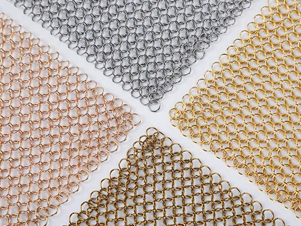 4 pieces of chainmail curtain in different colors are placed together.