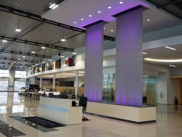 The reception lobby waterwall is decorated with stainless steel chainmail curtain.